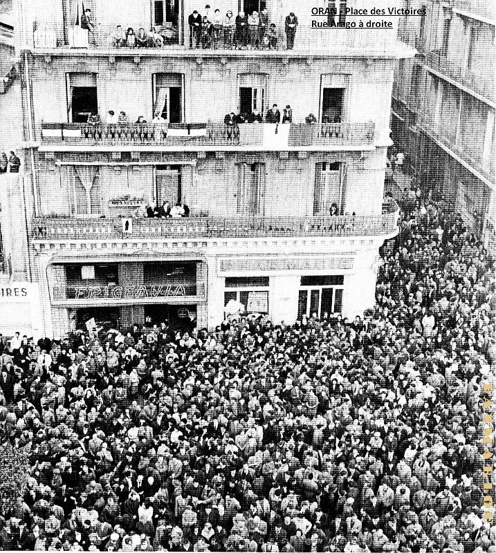 Oran - Place des Victoires - Rue Arago a droite.jpg
